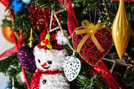 挂在圣诞树上的漂亮圣诞饰品和装饰品