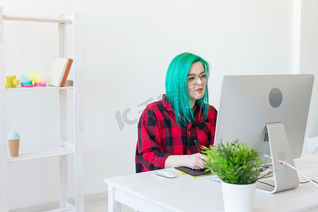插画家、平面设计师、动画师和艺术家概念 — 拥有美丽绿色头发和眼镜的创作女性在笔记本电脑上绘图