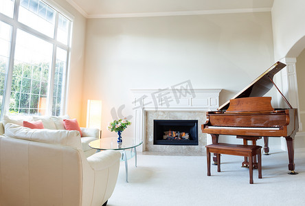 客厅装饰有真皮沙发和带燃烧 f 的钢琴