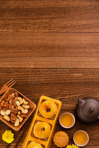 月饼、月饼、茶具在深色木桌上的中秋节假期概念设计，带复制空间、顶视图、平躺、头顶拍摄