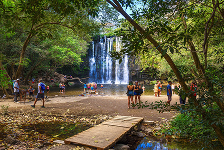 人们喜欢在哥斯达黎加的 Llanos the Cortes 瀑布玩耍和游泳