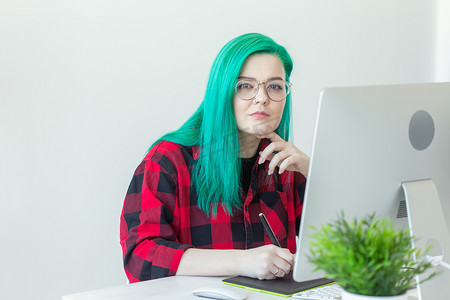 插画家、平面设计师、动画师和艺术家概念 — 有着美丽绿色头发和眼镜的创作者女性在笔记本电脑上画画