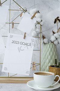 网格板上的 2023 年目标卡片和海报模型。