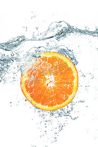 落在水中的新鲜橙子