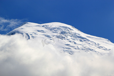 阿尔卑斯山美丽的雪山顶