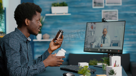 非洲裔美国人使用医疗互联网应用程序与他的医生进行视频电话会议