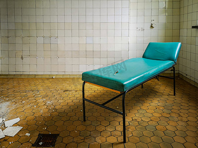 旧病床站在旧废弃医院的空房间里