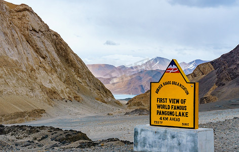 从印度拉达克、查谟和克什米尔山脉欣赏美丽的班公湖第一景