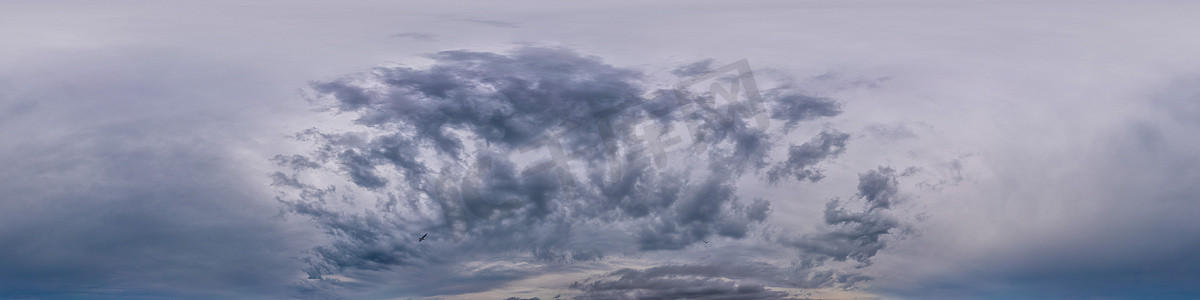 阴雨天的天空全景，雨层云以无缝球形等距矩形格式。