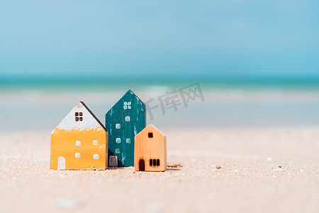 小图标金融摄影照片_购买带有自然绿色背景的小房子模型上的图标屏幕。