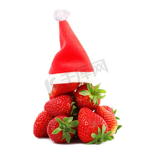 带圣诞帽的白色背景草莓