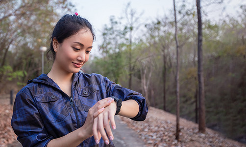 亚洲女性迫切需要运动手表或慢跑智能手表。