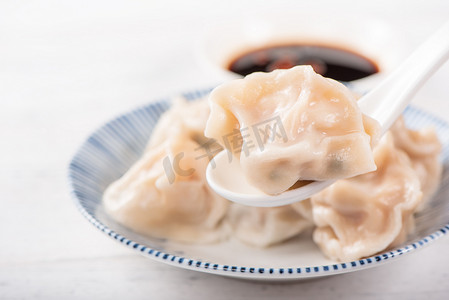 虾摄影照片_新鲜、美味的煮猪肉、白色背景的虾饺子、酱油和筷子，特写，生活方式。