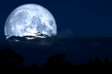 夜晚满月回到轮廓云和山上