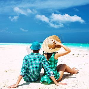 马尔代夫海滩上穿着绿色衣服的情侣
