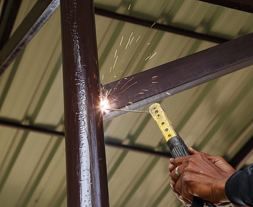 工人使用电焊连接建筑金属