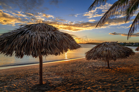 Rancho Luna 加勒比海滩，沙滩上有棕榈树和稻草伞