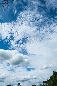 白云和美丽的蓝天背景。