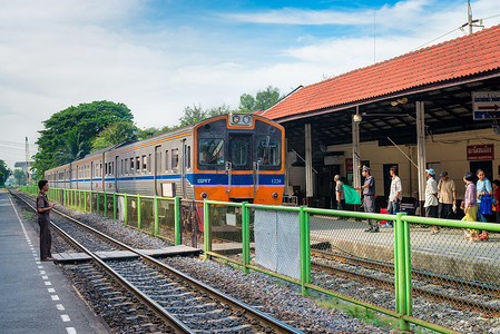 有火车的机车抵达泰国火车站
