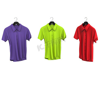 白色背景上孤立的紫色、绿色和红色短袖衬衫。