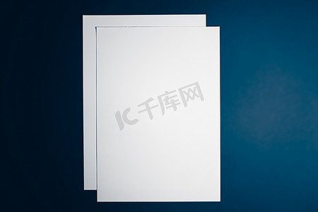 空白 A4 纸，蓝色背景白色作为办公文具平铺，豪华品牌平铺和品牌标识设计模型