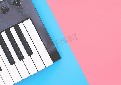 音乐音乐海报摄影照片_蓝色粉红色复制空间上的音乐键盘合成器乐器