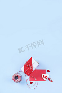 情人节、母亲节艺术设计理念的推广 — 红色、白色包装礼盒隔离在柔和的淡蓝色背景、平躺、顶视图上。