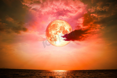 血色家书摄影照片_满血月亮背面剪影云在 s 的水平线上