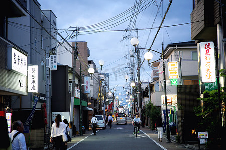 京都，日本 2016 年 6 月 1 日：夜京都街道，去伏市的路