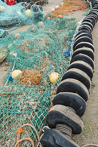 渔船萤火虫摄影照片_躺在码头边的渔网