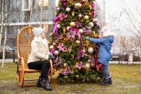 时尚专区摄影照片_街上的女人和照片区圣诞树和摇椅