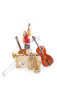 喇叭背景红色摄影照片_盒子里有许多乐器的年轻女孩