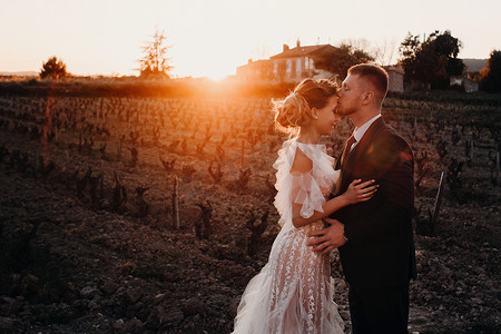 在别墅摄影照片_法国日落时的新婚夫妇。在普罗旺斯举行婚礼。在法国拍摄婚纱照