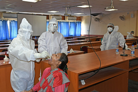 在 Purba Bardhaman 地区卫生部门的倡议下，卫生工作者正在收集无症状记者的样本进行 COVID-19 测试。
