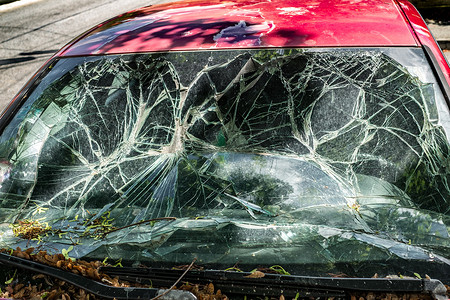 挡风玻璃破损的汽车