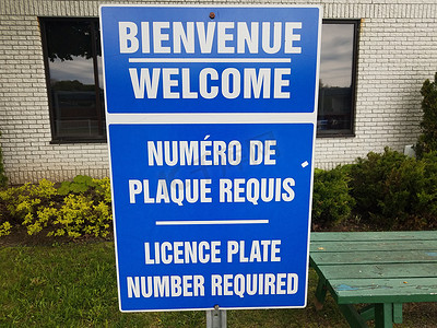 需要法语和英语的蓝色欢迎车牌号