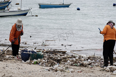 工人清理沙滩上的垃圾。