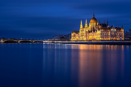 匈牙利议会大厦在布达佩斯在晚上与多瑙河
