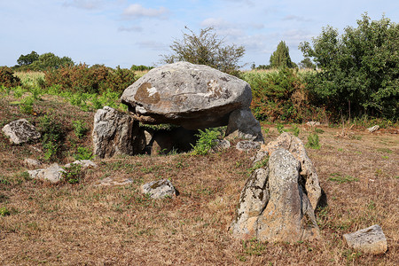 莫辛纳甘狙击枪摄影照片_Run-er-Sinzen dolmen - 布里特 Erdeven 附近的巨石纪念碑