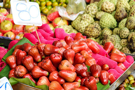 当地市场农村街头食品上新鲜的几种水果