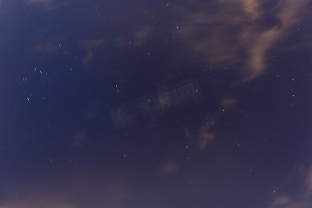 真正漆黑的夜空，繁星点点。