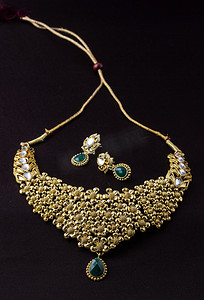 印度传统珠宝，深色背景下垂饰的特写
