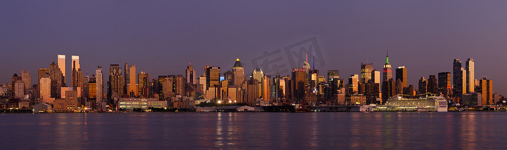 曼哈顿中城天际线和哈德逊河日落全景，纽约市，纽约州，美国