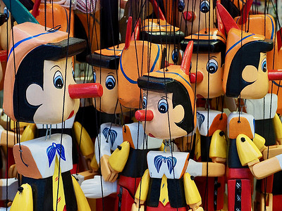 市场上的许多木匹诺曹木偶