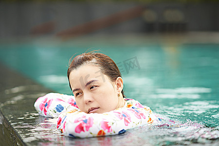 亚洲女性在肖像度假概念中的泳池边休息