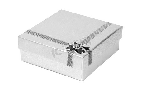 装饰礼物盒摄影照片_孤立在白色背景上的银色装饰礼物盒