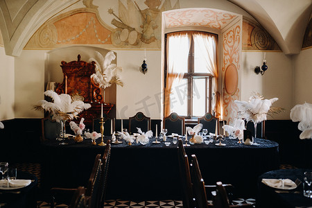 在一座古老的城堡里为新婚之夜装饰的节日餐桌