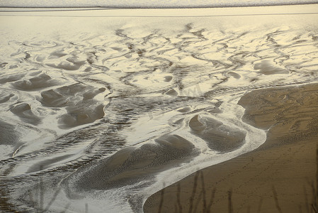 水纹的图案摄影照片_沙滩上的水纹