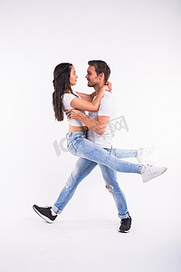尊巴舞海报摄影照片_白色背景的莎莎舞、基宗巴舞和巴查塔舞者。