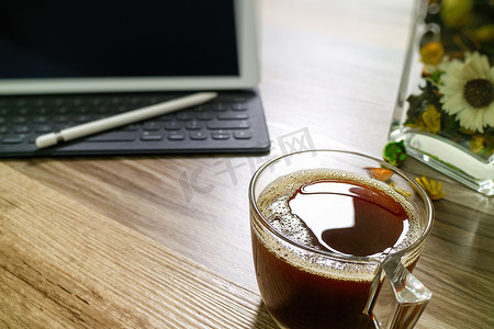 咖啡杯或茶和数字桌底座智能键盘、花瓶 flo